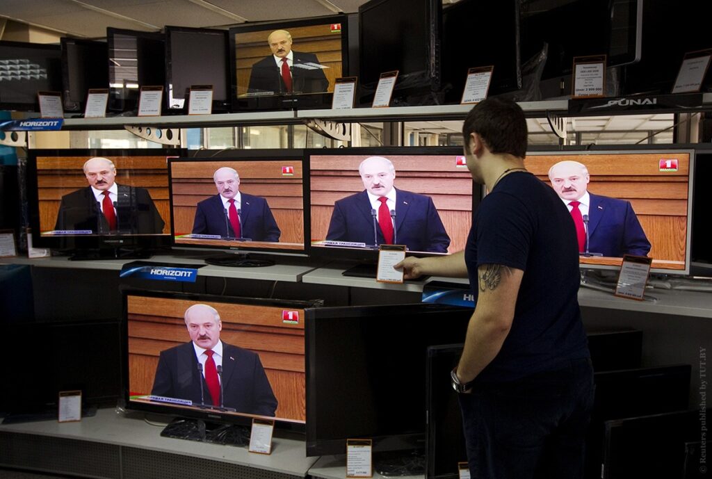Лукашенко подарили «первый лазерный телевизор в СНГ»