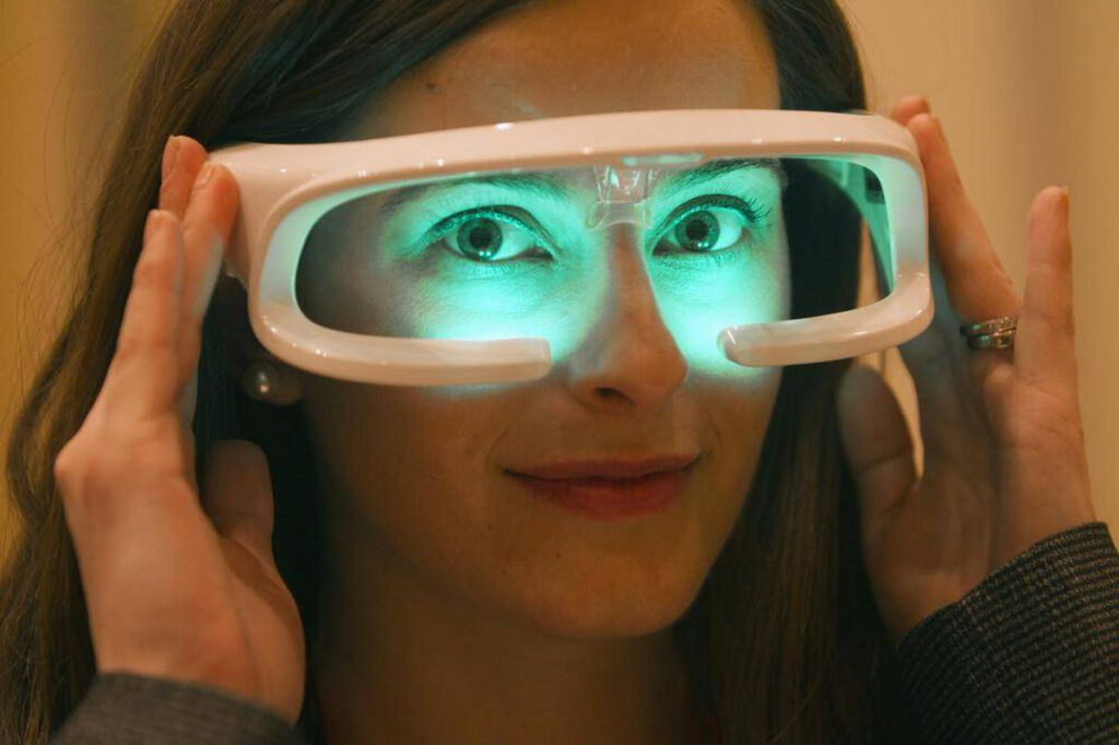 Как быстро заснуть: ученые создали очки от бессонницы 