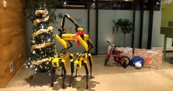 Boston Dynamics заставила роботов украшать елку