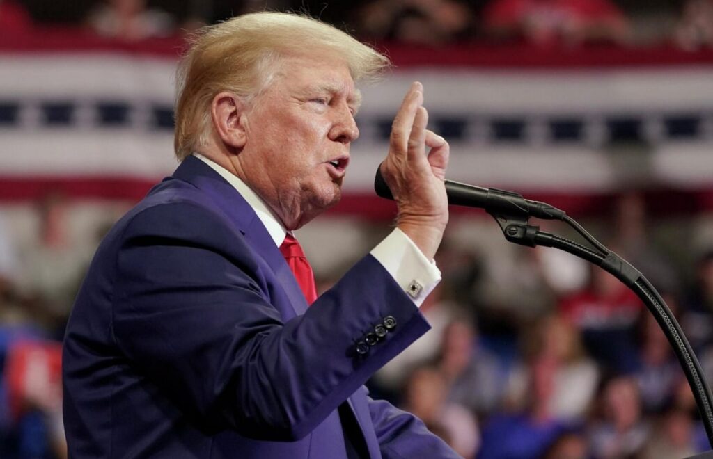 Экс-президент США Трамп предполагает причастность Байдена к утечке секретных документов Пентагона