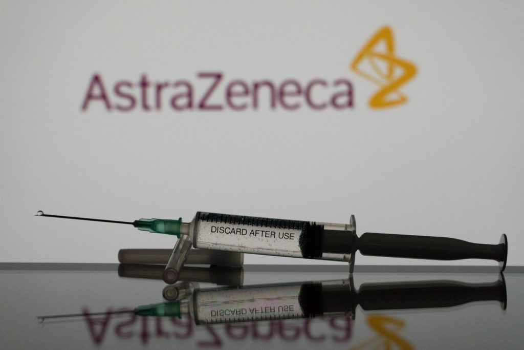AstraZeneca признала смертельный побочный эффект вакцины от COVID-19
