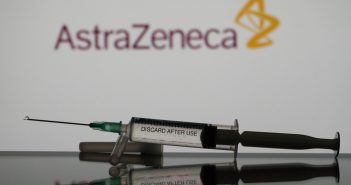 AstraZeneca признала смертельный побочный эффект вакцины от COVID-19