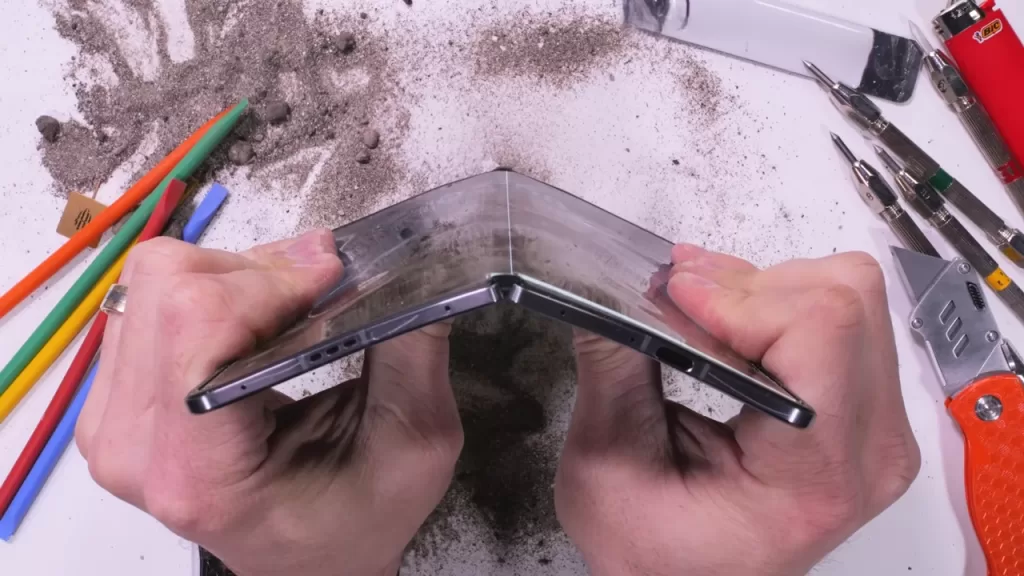 Тонкий складной смартфон Oppo Find N5 оказался хрупким при необычном сгибании