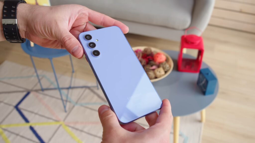 Владельцы Galaxy A54 в России получат новую прошивку в июне