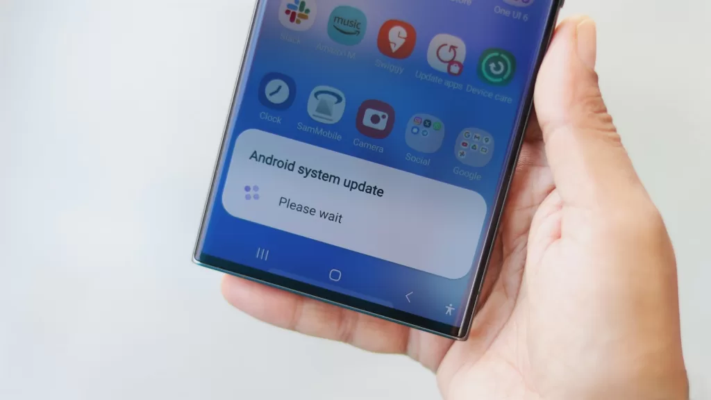 Необычно раннее майское обновление для смартфонов Samsung Galaxy S25