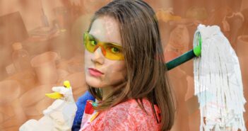 Домохозяйкам в России предложили платить зарплату в 20 тысяч рублей