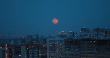 Клубничная луна 11 июня окрасит небо в России в розовый