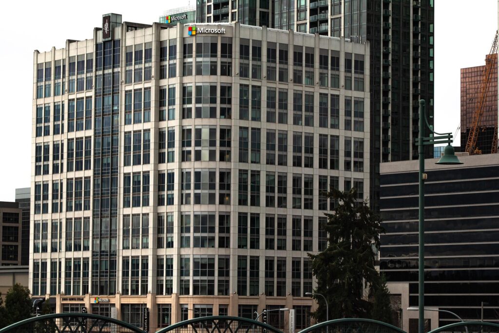 Microsoft увольняет тысячи сотрудников на фоне бума искусственного интеллекта Microsoft увольняет тысячи сотрудников на фоне бума искусственного интеллекта