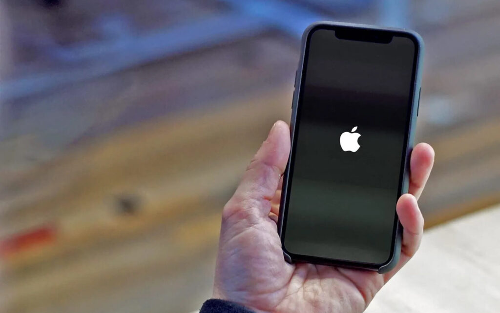 iPhone завис на «яблоке» после обновления? Без паники, вот инструкция по спасению
