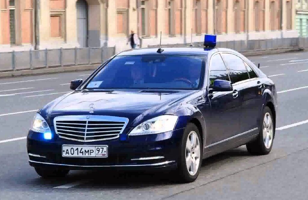 В России водители обязаны по-новому уступать дорогу чиновникам