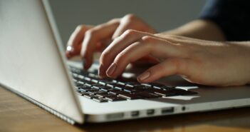 Новое приложение за минуты создает фальшивые переписки знаменитостей