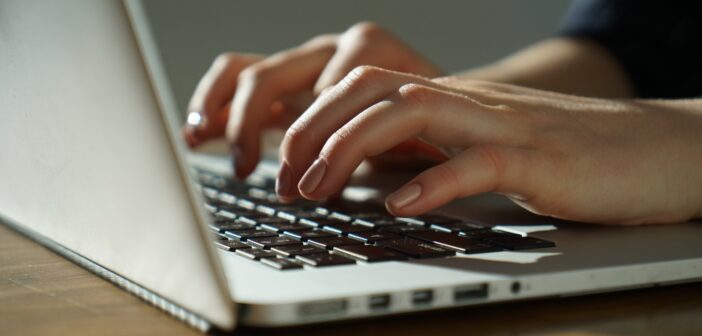 Новое приложение за минуты создает фальшивые переписки знаменитостей