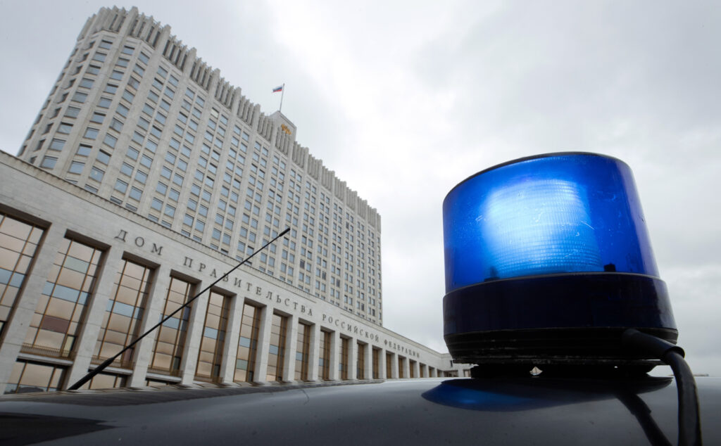 Госдума утвердила лишение прав за отказ пропустить любой автомобиль с мигалкой