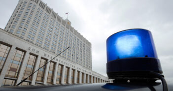 Госдума утвердила лишение прав за отказ пропустить любой автомобиль с мигалкой