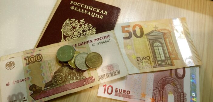 Единый QR-код отправит миллионы россиян в очередь за наличными