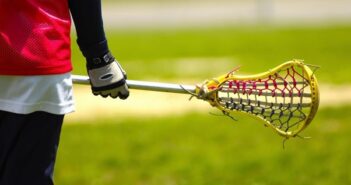 Лакросс: игра, в которую играли ради богов и побед