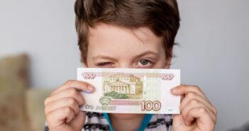 Российским школьникам-отличникам предложили платить как студентам