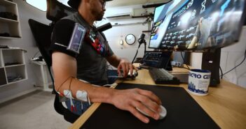 Геймер подключил электроды к мышцам и побил рекорд скорости реакции