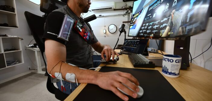 Геймер подключил электроды к мышцам и побил рекорд скорости реакции