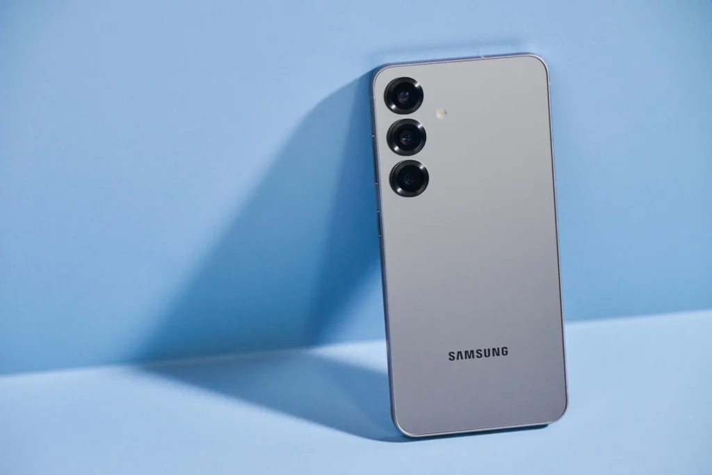 Samsung наносит удар по Apple за 5 дней до анонса iPhone 17 Samsung наносит удар по Apple за 5 дней до анонса iPhone 17