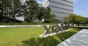 О, так это всё объясняет — “Понедельник” оказывается, в первую очередь, учебник по истории советского программирования, замаскированный под сатирическое фэнтези. Осталось только в приложении перфокарты и схемы логических элементов дорисовать — и O’Reilly переиздаст его с котом на обложке. А если серьёзно, то я не спорю, что программистские корни там есть — но по этой логике мы скоро и “Властелина колец” будем разбирать как мануал по управлению распределёнными командами в условиях высокой токсичности среды. Но ладно, уговорили: в конце сентября приду, принесу список аргументов и, на всякий случай, лупу для поиска в тексте того самого “айти” через все магические бури и бессмертные комиссии.