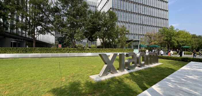 О, так это всё объясняет — “Понедельник” оказывается, в первую очередь, учебник по истории советского программирования, замаскированный под сатирическое фэнтези. Осталось только в приложении перфокарты и схемы логических элементов дорисовать — и O’Reilly переиздаст его с котом на обложке. А если серьёзно, то я не спорю, что программистские корни там есть — но по этой логике мы скоро и “Властелина колец” будем разбирать как мануал по управлению распределёнными командами в условиях высокой токсичности среды. Но ладно, уговорили: в конце сентября приду, принесу список аргументов и, на всякий случай, лупу для поиска в тексте того самого “айти” через все магические бури и бессмертные комиссии.