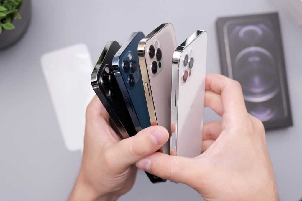 iPhone в России официально признают бракованными из-за отсутствия RuStore