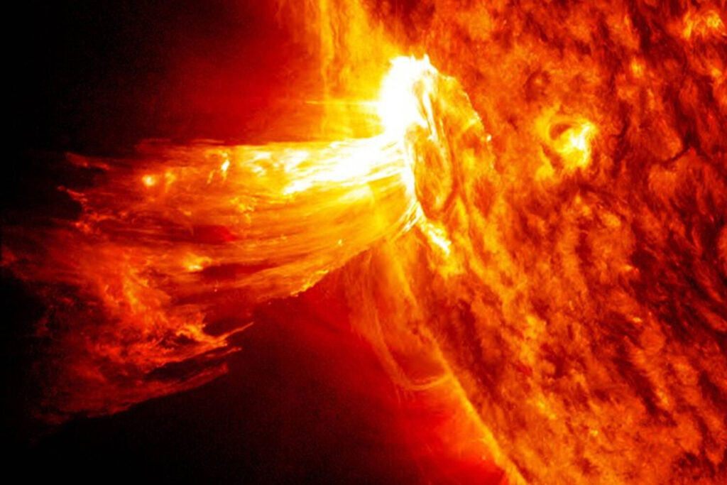 Солнце нанесло двойной удар: к Земле летит облако плазмы