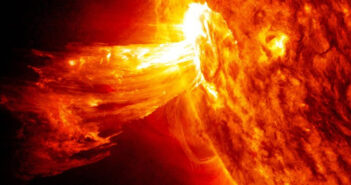 Солнце нанесло двойной удар: к Земле летит облако плазмы