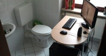 Россиянина могут уволить за 6 часов в рабочем туалете