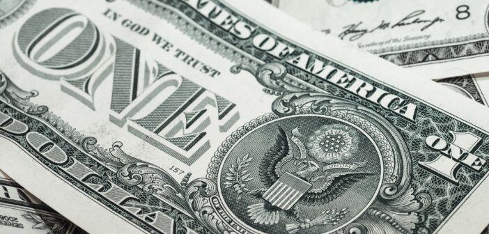 ЦБ продлил ограничения на снятие долларов и евро до 2026 года