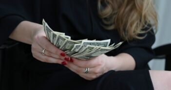 Apple готовит всех к покупке iPhone за $2000