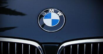 BMW отзывает более 136 тыс. авто в Германии из-за риска пожара под капотом