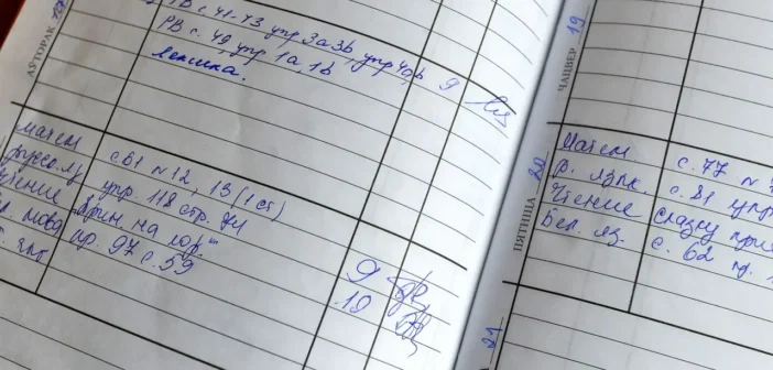 Власти Беларуси назвали дату отмены бумажных дневников в школах