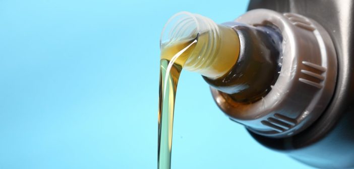 Скандал с Geely вскрыл старую схему: АЗС снова обвиняют в разбавлении бензина