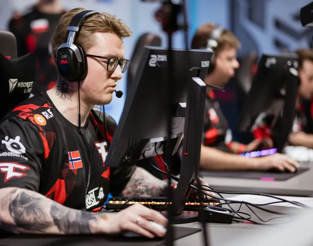 Мышки, коврики и клавиатуры: на чём играют лучшие каэсеры мира