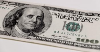 Владельцы iPhone и Samsung переплатили $650 млн, но россиянам компенсация не светит