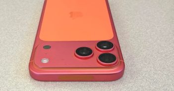 Новый iPhone 17 Pro Max выцветает на глазах: брак покрытия превращает оранжевый в розовый