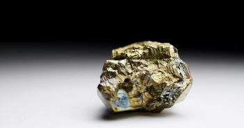 Акции золотодобывающих компаний растут на ожиданиях ФРС: драйверы 2025 года, риски и что вам стоит отслеживать