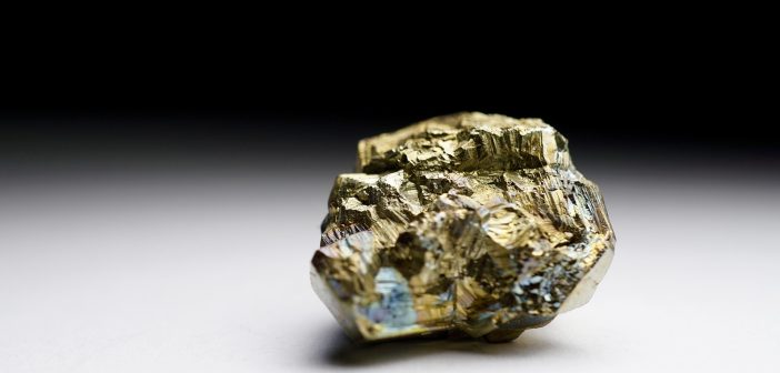 Акции золотодобывающих компаний растут на ожиданиях ФРС: драйверы 2025 года, риски и что вам стоит отслеживать