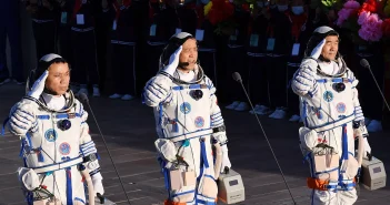 Три китайских тайконавта застряли в космосе из-за 130 миллионов обломков на орбите