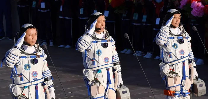 Три китайских тайконавта застряли в космосе из-за 130 миллионов обломков на орбите
