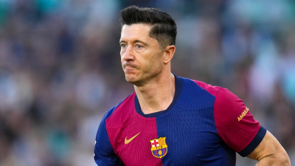 Хет-трик Левандовского принес «Барселоне» победу над «Сельтой» 4:2. Поляк вошел в историю, обойдя Неймара Хет-трик Левандовского принес «Барселоне» победу над «Сельтой» 4:2. Поляк вошел в историю, обойдя Неймара