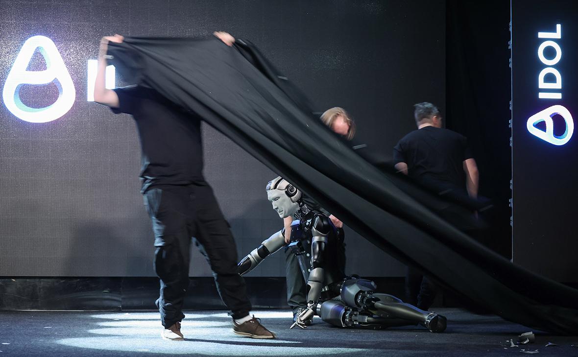 Российский робот Aidol упал во время первой презентации
