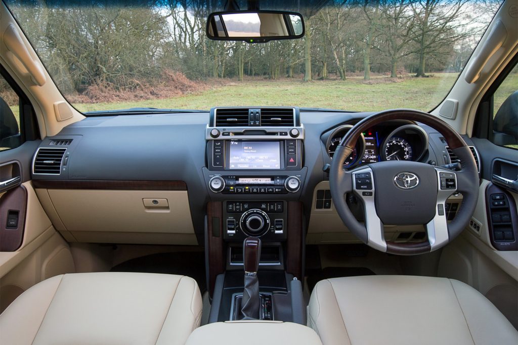 Суд запретил в России «праворукие» авто и гибриды из-за фар и выбросов