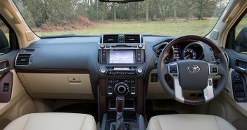 Суд запретил в России «праворукие» авто и гибриды из-за фар и выбросов