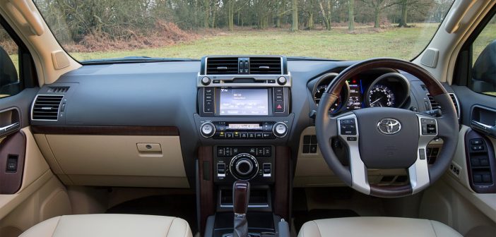 Суд запретил в России «праворукие» авто и гибриды из-за фар и выбросов