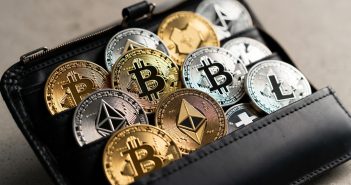 Крипторынок стер весь годовой рост, BTC ниже $98 000