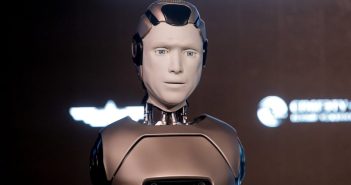 Российский робот Aidol упал во время первой презентации