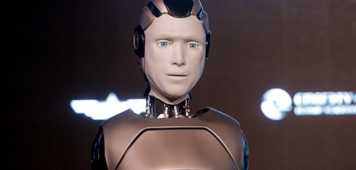 Российский робот Aidol упал во время первой презентации